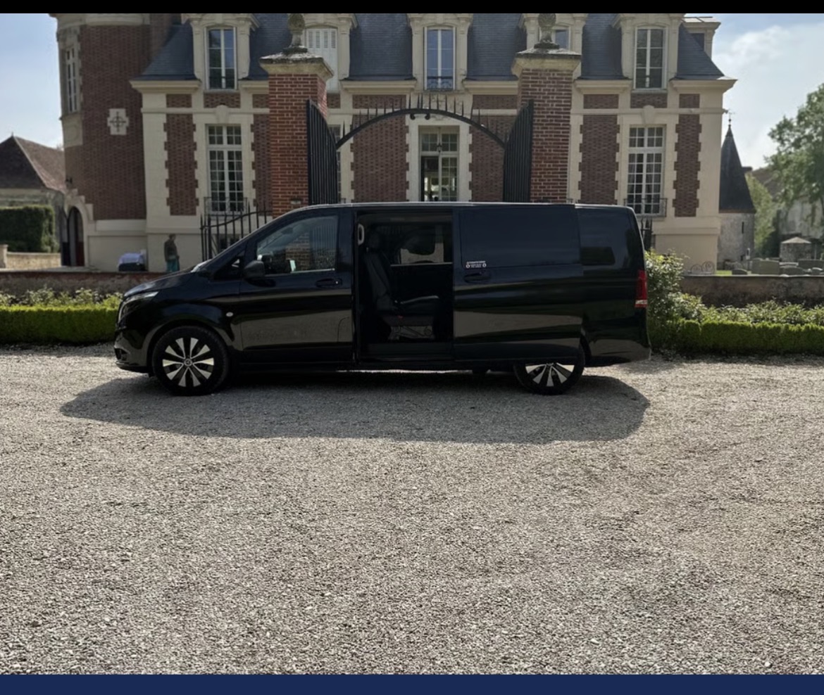 Van de FEG CAB Premium devant le château, porte ouverte