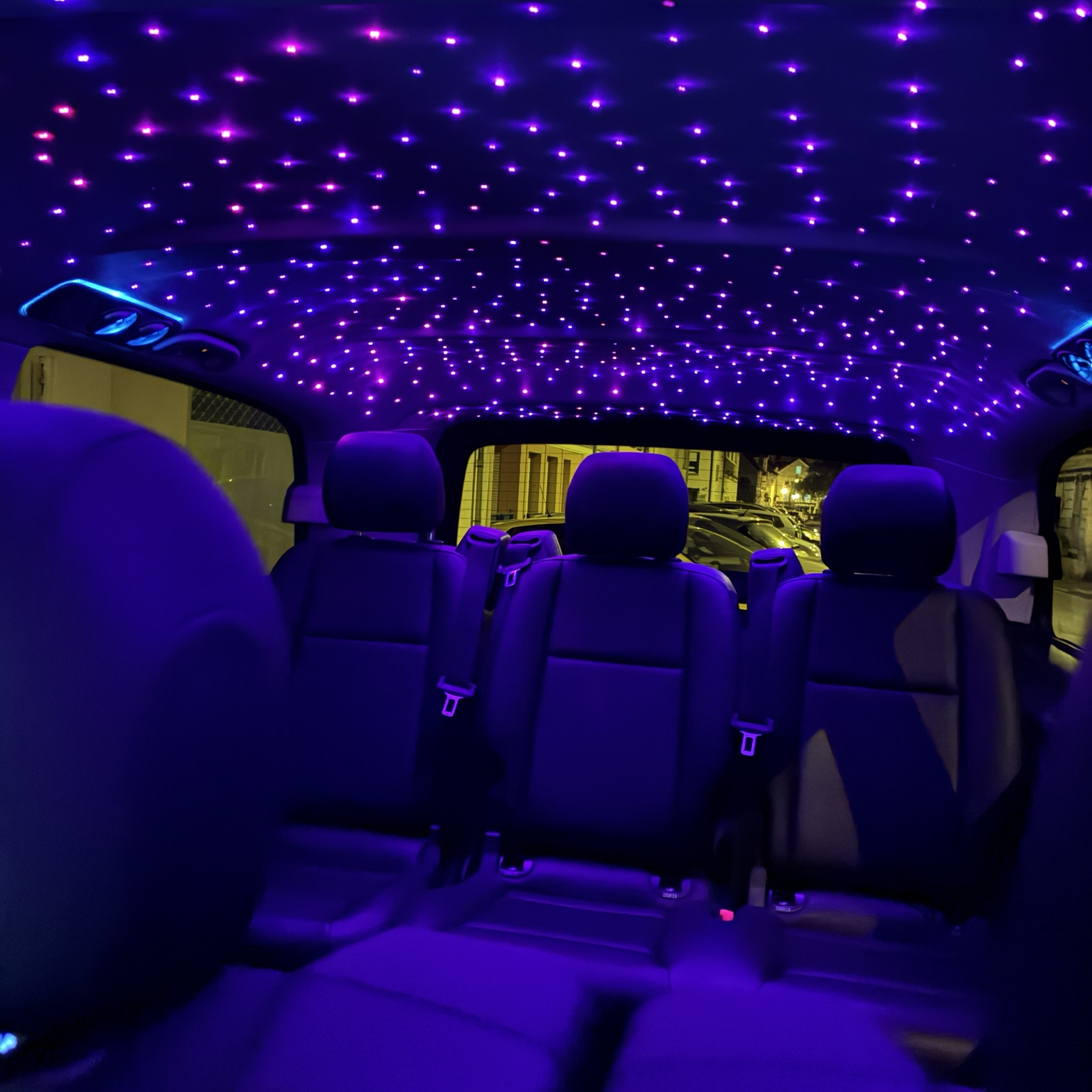 Intérieur du van de FEG CAB Premium avec ciel étoilé violet