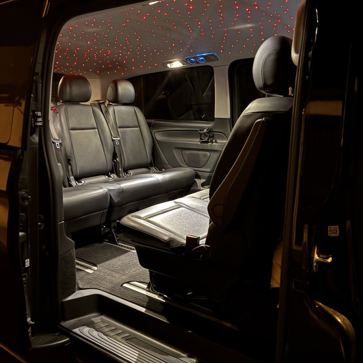Intérieur du van Mercedes avec son ciel étoilé à LED