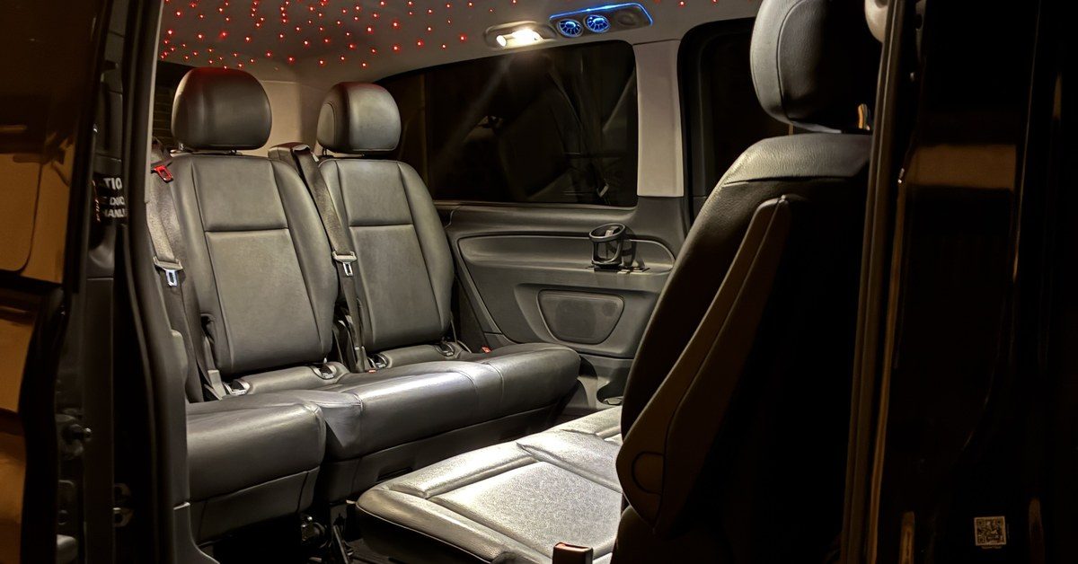 Ciel étoilé à LED violettes au plafond du van Mercedes FEG CAB Premium