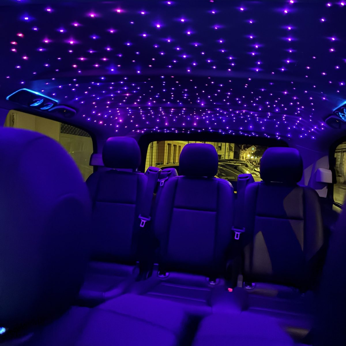 Van Mercedes avec ciel étoilé