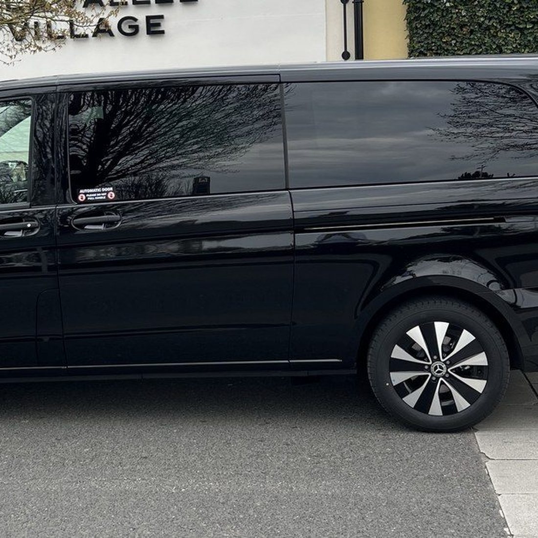 Van Mercedes de FEG CAB Premium, prêt pour un transfert aéroport