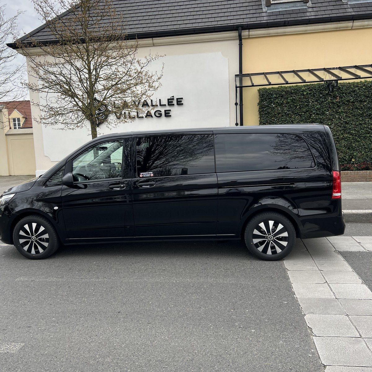 Van Mercedes noir devant La Vallée Village