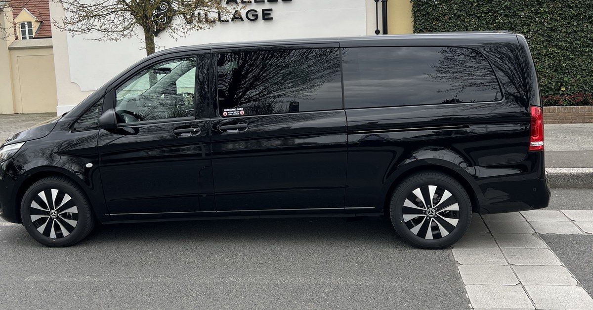 Van Mercedes Classe V noir de FEG CAB Premium, porte coulissante ouverte, ciel étoilé allumé